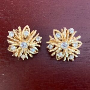 Lisner, Vintage (Signed) Goldtone Snowfake, Rhinestone Clip On Earrings